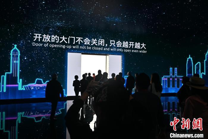 华文媒体探访重庆果园港：开放之门越开越大