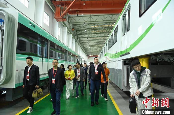 图为参访团参观重庆中车长客轨道车辆有限公司。　陈超 摄