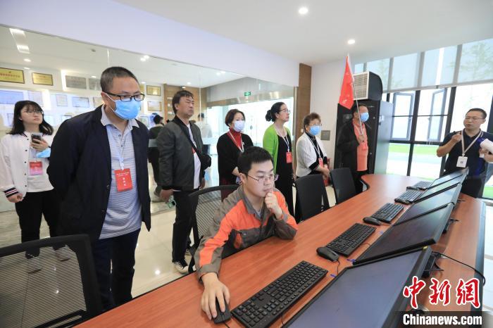 海外华文媒体参观百裕制药。　王磊 摄