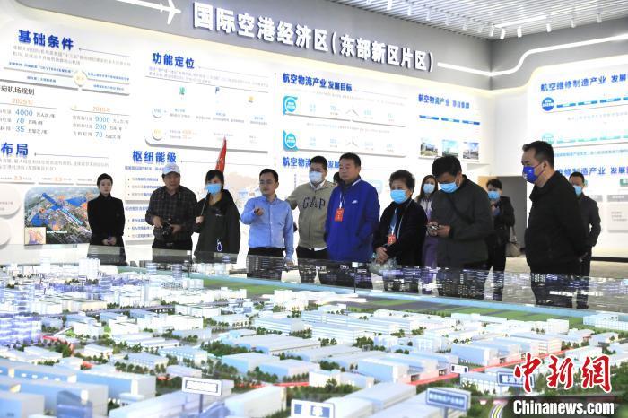 海外华媒成都东部新区行：感受“未来之城”拔节生长的活力