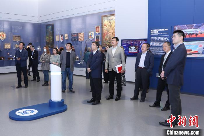 侨企侨商及华侨华人企业高管参观进博文化展示中心。　上海市侨联供图