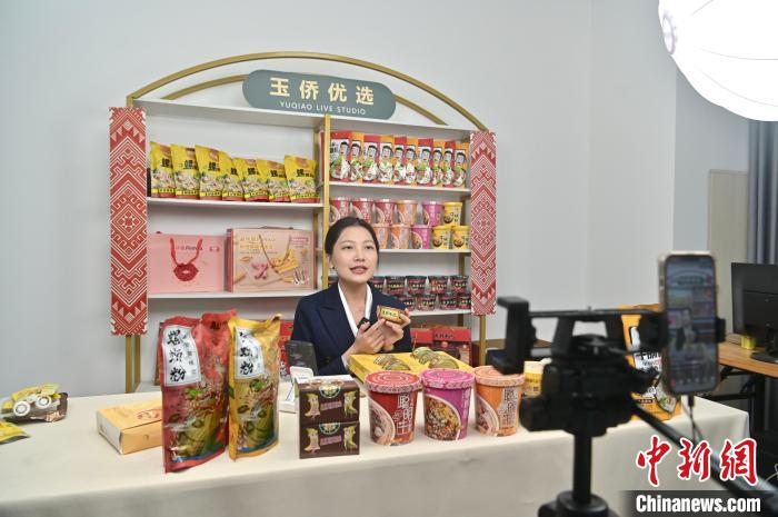“玉侨子午线”平台工作人员直播带货。　俞靖 摄