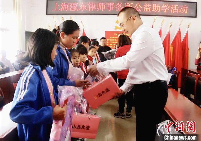 云南阿猛公益助学活动现场。　周子闳供图
