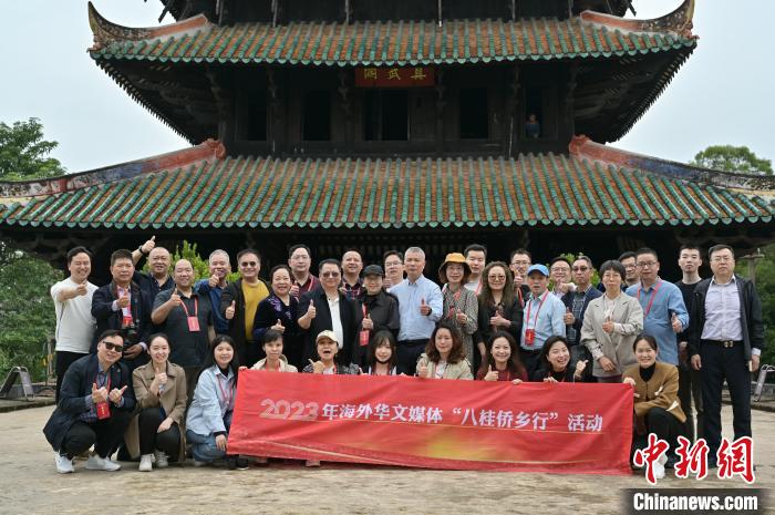 海外华文媒体代表参观真武阁。　俞靖 摄