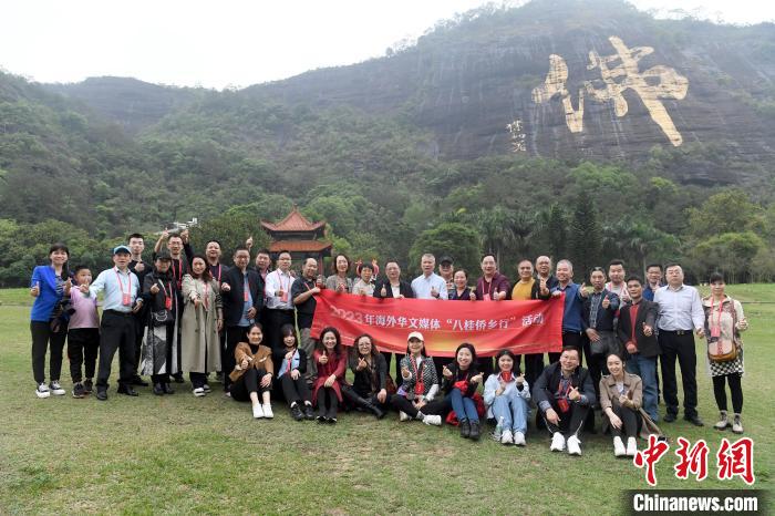 海外华文媒体代表参观都峤山。　俞靖 摄