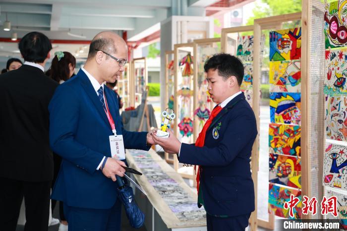 图为第28届华夏园丁大联欢活动走进重庆校园。　重庆大学供图