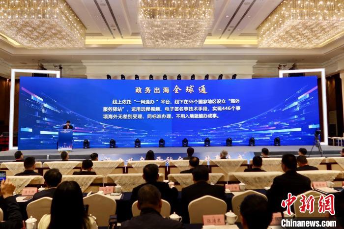现场，《义乌市优化营商环境政策十条》发布。　董易鑫 摄