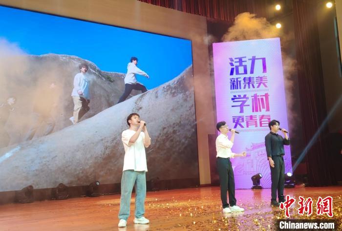 现场表演场景之一。　杨伏山 摄