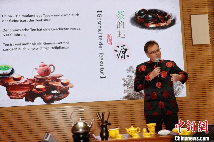 中国驻慕尼黑总领馆举办“茶和天下”暨母亲节招待会