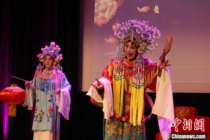 图为演员表演京剧《贵妃醉酒》片段。　余瑞冬 摄