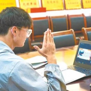 平顶山华文教育志愿服务者：我为海外华人上网课