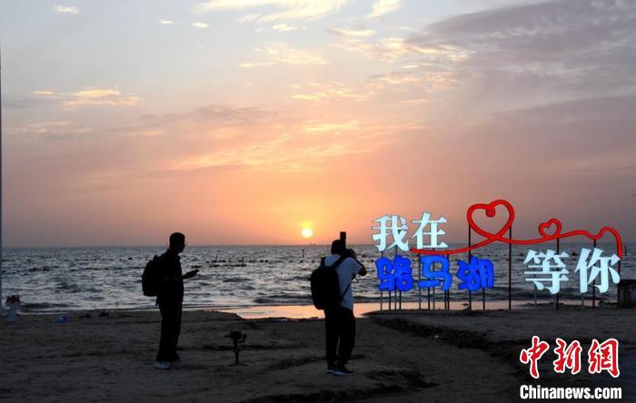 宿迁骆马湖畔的晚霞瞬间吸引了大家的目光。　朱志庚 摄