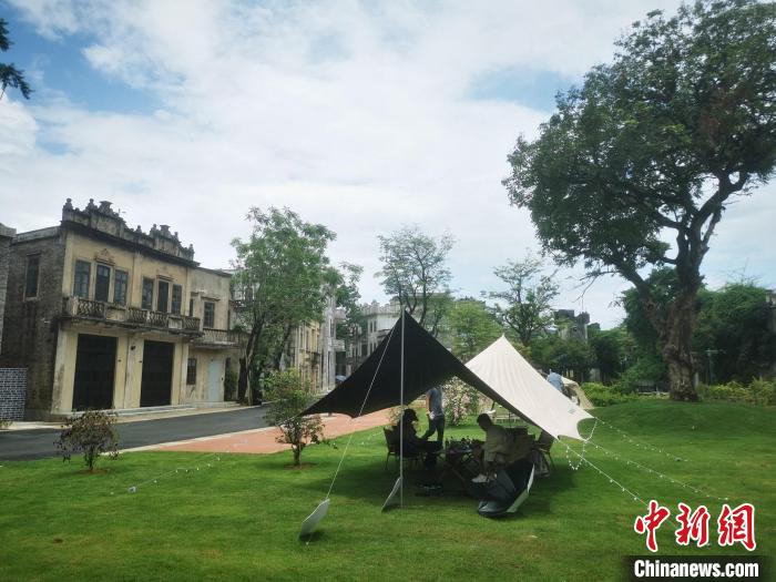 游客在赤坎古镇的草地开展露营活动 程景伟 摄