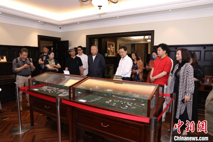 上海侨界人士参访上海京剧传习馆。　上海市侨联供图
