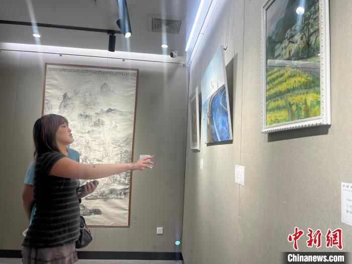 合肥市青年美术大展启幕 华裔青年翼用绘画架起桥梁