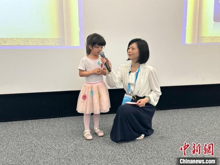 参赛选手上台表演。　欧阳开宇 摄
