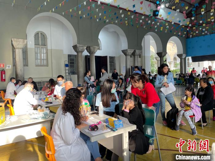 巴西侨界义诊 侨青已成主力