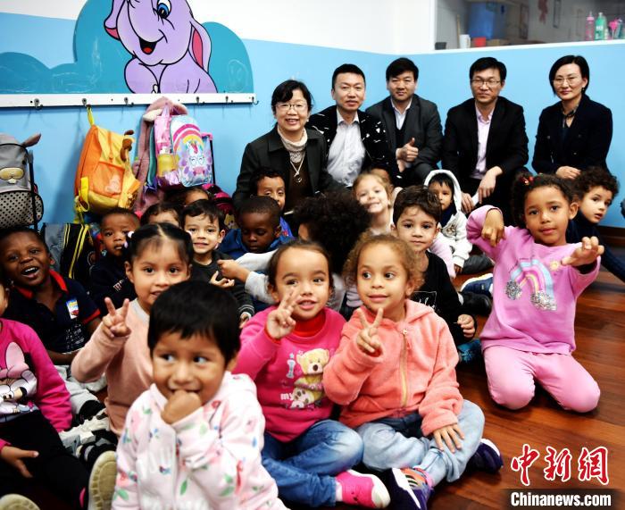 6月19日，中国驻圣保罗总领事陈佩洁（后左一）一行踏访慈佑学校。该校免费吸收多国籍学生。　林春茵　摄