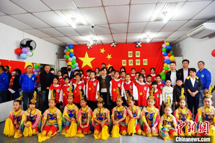巴西华校开设中国舞、古筝、书画兴趣班，令学生亲近中华文化。图为6月19日，德馨学生与陈佩洁一行合影。　林春茵　摄