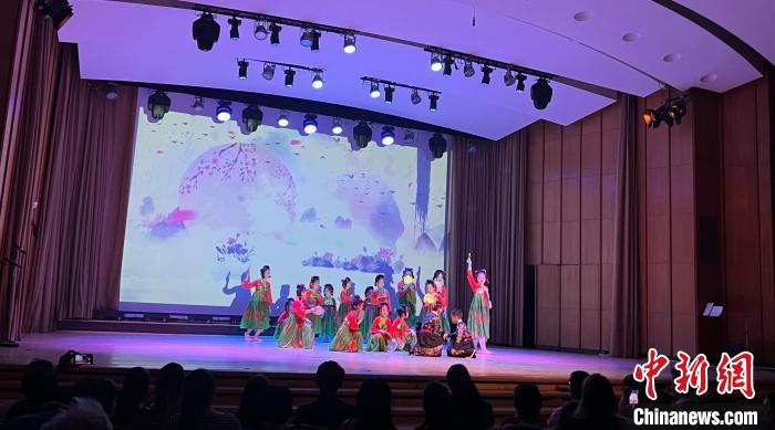 图为晚会上舞蹈表演。　华人网记者 马秀秀 摄 