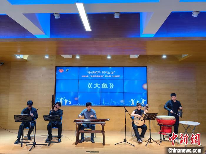 中国青年表演传统乐器。　范宇斌 摄