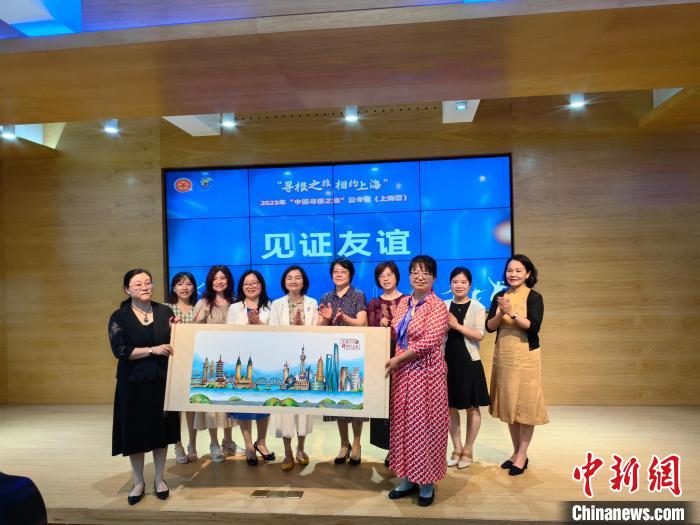 美国芝北中文中心与上海市曹杨中学互赠纪念礼物。　范宇斌 摄