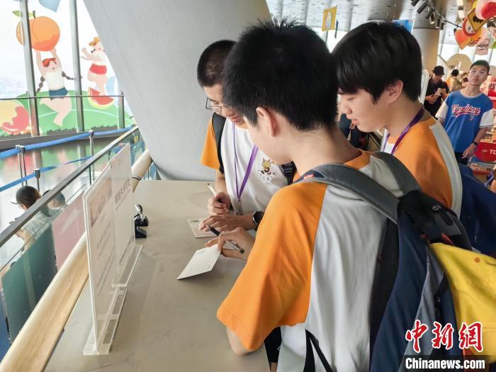美国华裔少年“做客”上海之巅，“穿越”到《清明上河图》