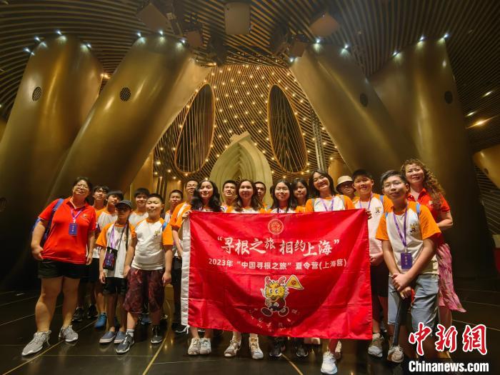 华裔少年与上海中心大厦阻尼器合影。　范宇斌 摄