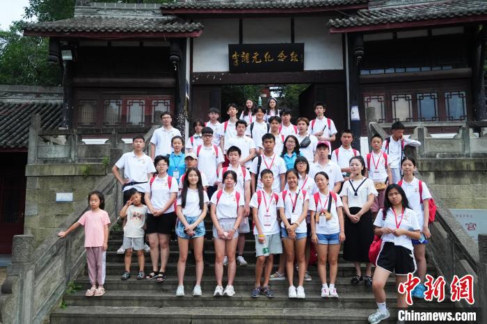 31名华裔少年结束“中国寻根之旅”德阳营：挥别的是手臂 更近的是心灵