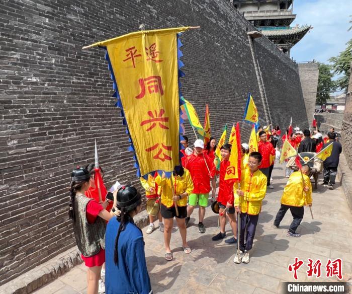 海外华裔青少年“寻根三晋”：品晋剧 游古城 学非遗