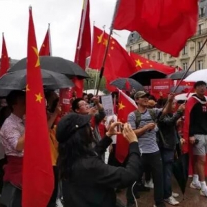 纪实4万“华人”拥簇边境，大喊要求回国，为何我国拒之门外？