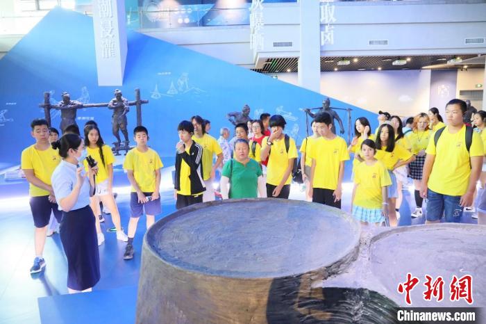 华裔青少年走进江苏盐城：品味海盐文化 感受湿地魅力
