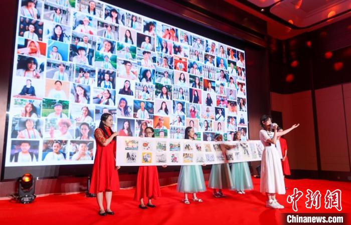 听到他们跟唱《你笑起来真好看》，中国小歌手李昕融说……