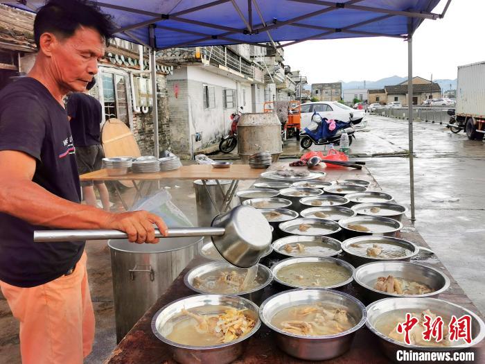 广东台山村中设宴“侨”见乡味
