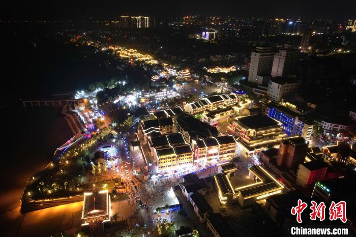 洞庭湖畔“烟火气”升腾 海外华媒代表醉迷“夜巴陵”