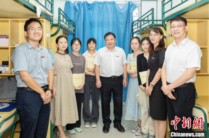 全国首批华侨华人学硕士研究生入学