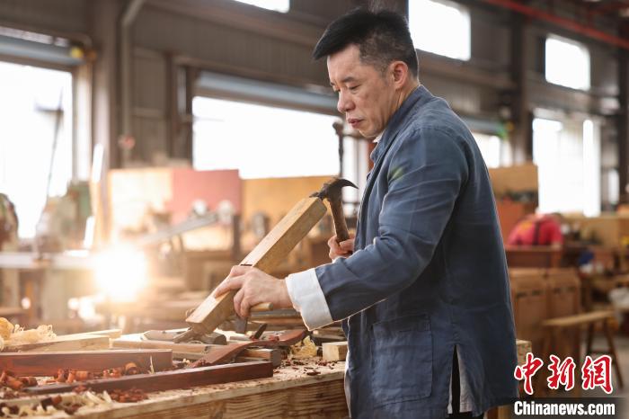 中国侨联常委陈玉树：以古典家具镌刻时代烙印