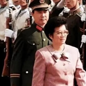 全球首位华人女总统：她宣称自己是中国人，上任后先将美军赶出国