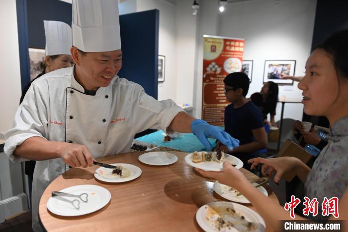 华盛顿美国华人博物馆特色“双月饼”庆中秋