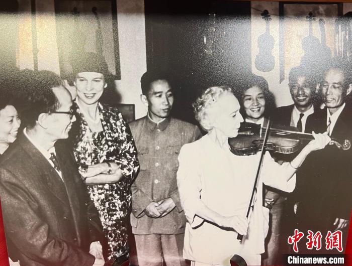 比中协会举办活动庆祝新中国成立74周年