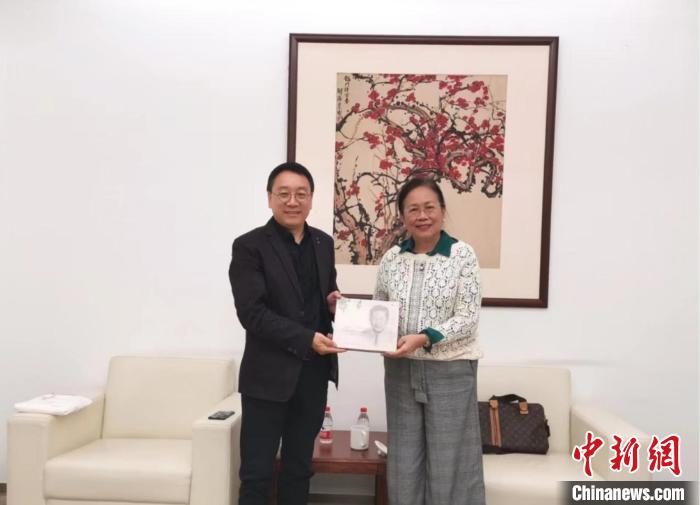 小纪念册里的“大故事” 印尼侨胞向刘海粟美术馆赠书