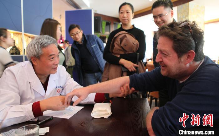河南省中医关怀团走进比利时为侨胞义诊