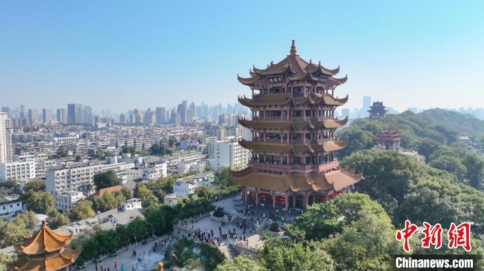 海外华媒登武汉黄鹤楼 领略历史文化名城魅力