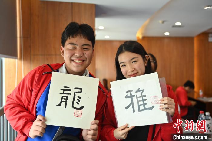 泰国华裔青少年“西游甘肃”：尝鲜牛肉面 “恋”上剪纸