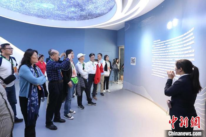 海外华文媒体人打卡“天空之桥” 点赞“世界桥梁博物馆”