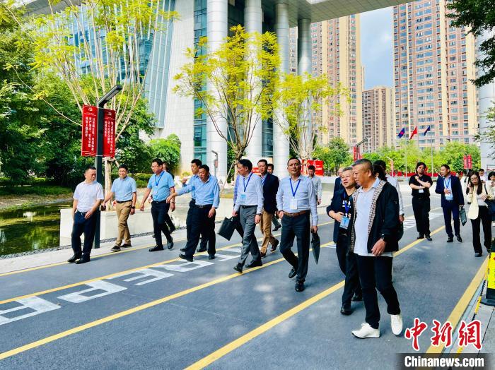 第三届世界华侨华人工商大会代表参访福建  觅投资机遇搭合作桥梁