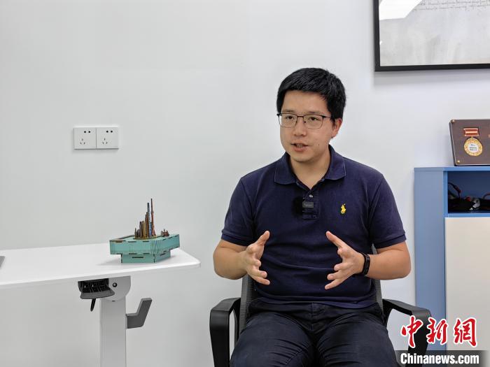 侨界“父子档”合力打造科技创新型“百年老店”