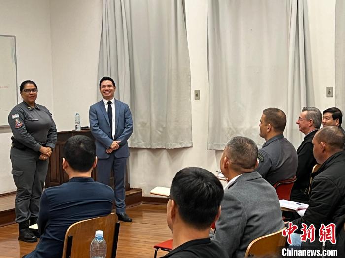 巴西圣保罗军警中文课程开班：“服务25街，从‘你好’开始”