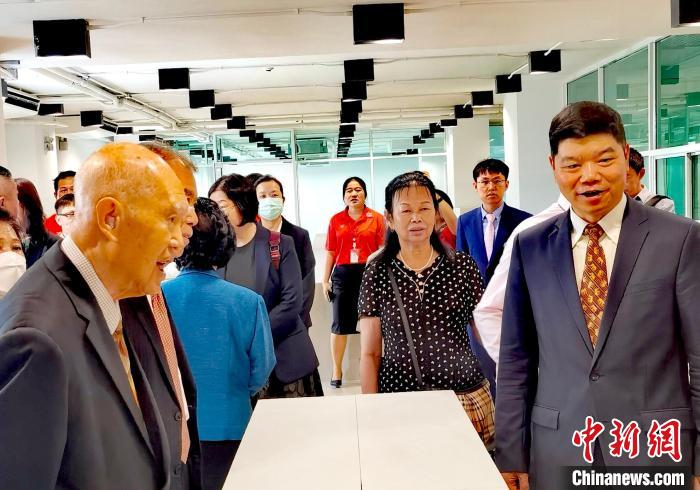 泰国华文教师公会捐款支持海外华文教育示范学校