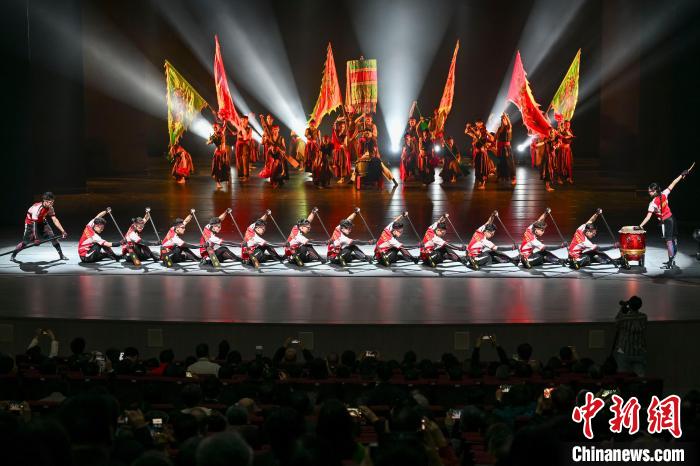 第九届（广州）华人文化艺术节“向着光”文艺展演开演